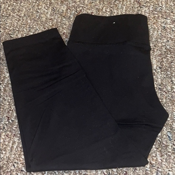 Women’s Pink Yoga Victoria Secret Capri Leggings - Picture 4 of 5